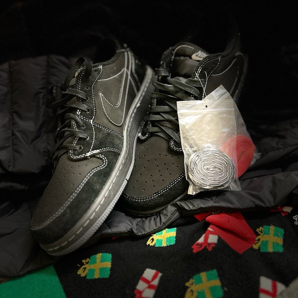 Deadstock Travis Scott Low Dunks ‘Phantom Blacks”, Jordan’s \ Nike. $250 Sale! - Picture 5 of 16